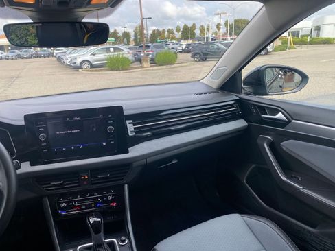 Used 2025 Volkswagen Jetta SE image 35