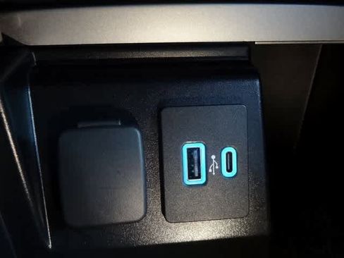 Used 2022 Ford Explorer XLT image 30