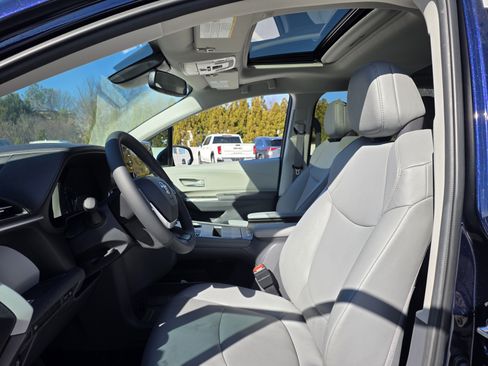 Used 2024 Toyota Sienna XLE image 12