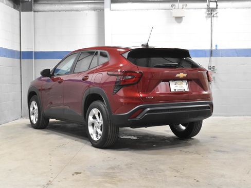 Used 2024 Chevrolet Trax LS w/ LS Convenience Package FWD image 25