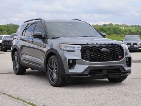 Used 2025 Ford Explorer ST AWD/4WD image 4