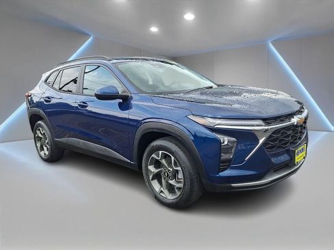Used 2024 Chevrolet Trax LT w/ Driver Confidence Package FWD image 3