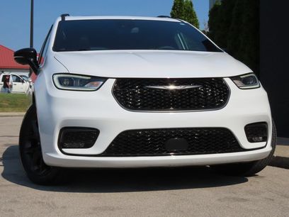 Used 2025 Chrysler Pacifica Limited