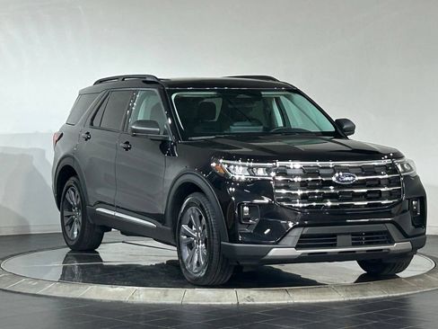 Used 2025 Ford Explorer Active w/ Active Comfort Package AWD/4WD image 2