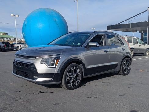 Used 2023 Kia Niro SX Touring image 8