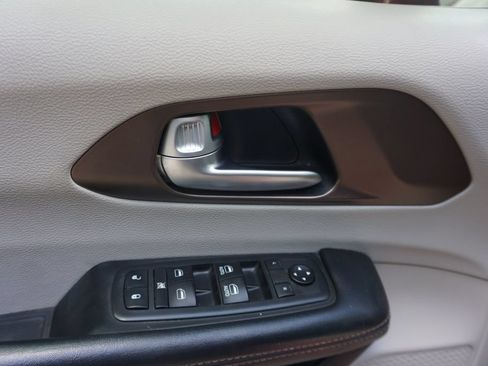 Used 2018 Chrysler Pacifica Touring Plus FWD image 3