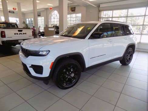 Certified 2024 Jeep Grand Cherokee Altitude RWD image 11
