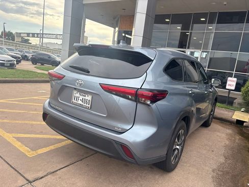Used 2022 Toyota Highlander XLE FWD image 3