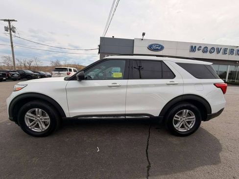 Used 2022 Ford Explorer XLT image 2