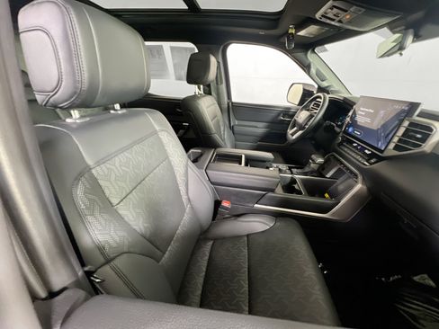 Used 2025 Toyota Tundra Limited AWD/4WD image 28