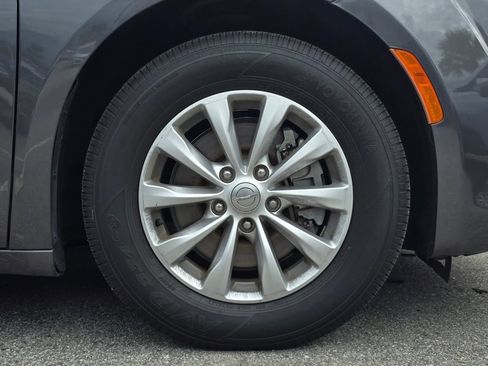 Used 2019 Chrysler Pacifica Touring-L FWD image 12