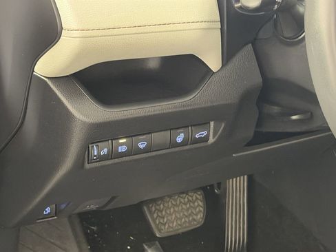 Used 2021 Toyota RAV4 XLE w/ Convenience Package AWD/4WD image 13