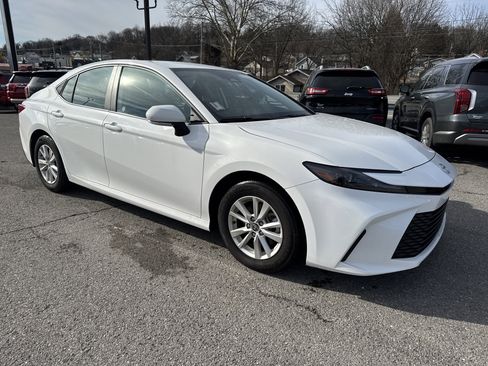 Used 2025 Toyota Camry LE image 1
