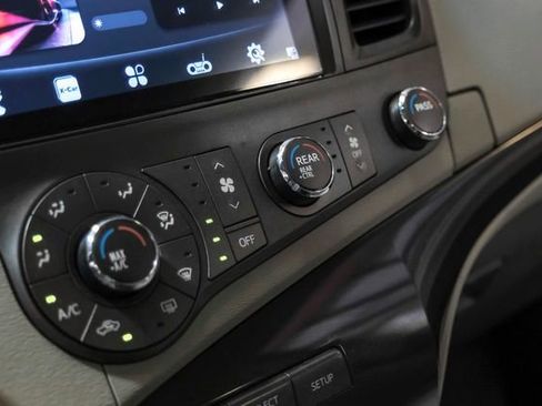 Used 2011 Toyota Sienna LE FWD image 28
