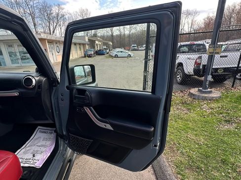 Used 2013 Jeep Wrangler Unlimited Rubicon image 36