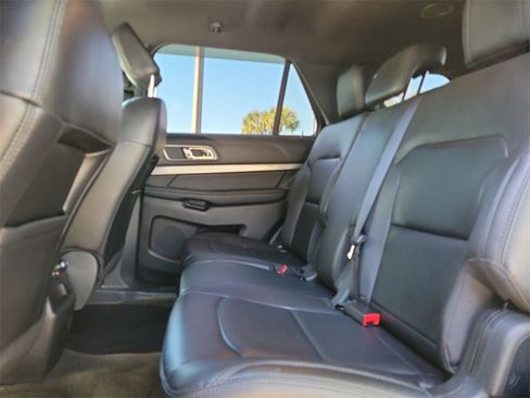 Used 2018 Ford Explorer XLT w/ Equipment Group 202A image 9