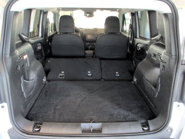 Used 2018 Jeep Renegade Latitude w/ Cold Weather Group AWD/4WD image 30