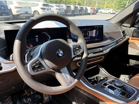 Used 2025 BMW X5 xDrive40i w/ M Sport Package AWD/4WD image 11