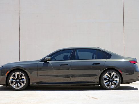 Used 2023 BMW i7 xDrive60 w/ Executive Package 2 AWD/4WD image 9