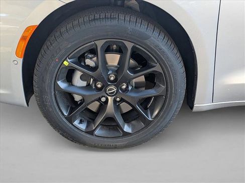 New 2026 Chrysler Pacifica Limited image 10