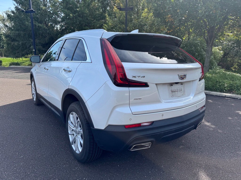 Used 2022 Cadillac XT4 Luxury w/ Cold Weather Package AWD/4WD image 3