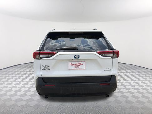 Used 2021 Toyota RAV4 LE AWD/4WD image 16