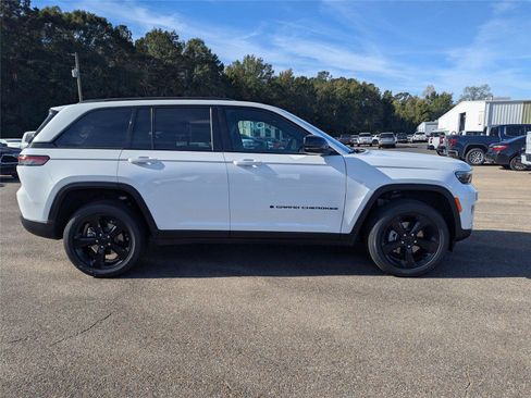 New 2025 Jeep Grand Cherokee Altitude RWD image 6