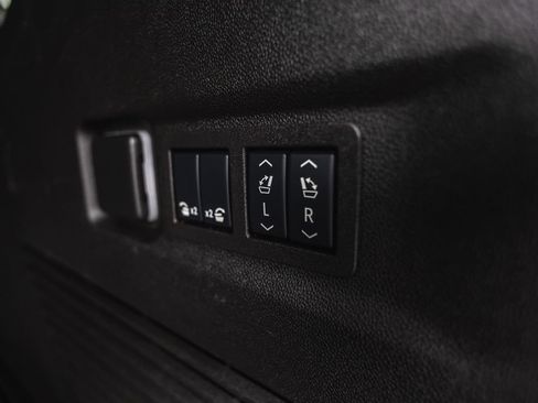 Used 2025 Chevrolet Suburban Premier image 37