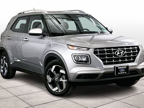 Used 2024 Hyundai Venue SEL image 2