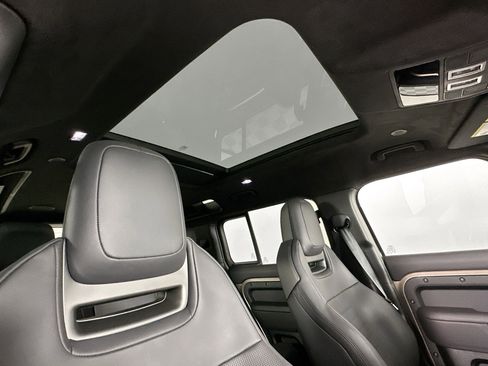 Used 2025 Land Rover Defender 110 image 21