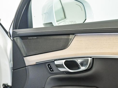 Certified 2025 Volvo XC90 T8 Plus w/ Protection Package Premier image 20