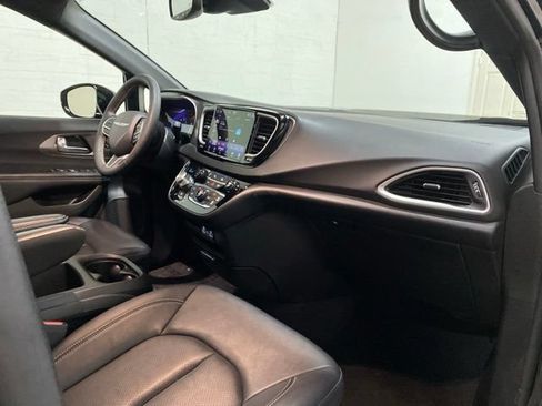 Used 2025 Chrysler Pacifica Select FWD image 24