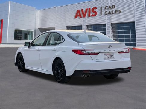 Used 2025 Toyota Camry SE image 9