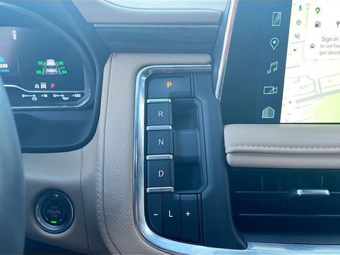 Used 2024 Chevrolet Suburban Premier w/ Advanced Technology Package image 17