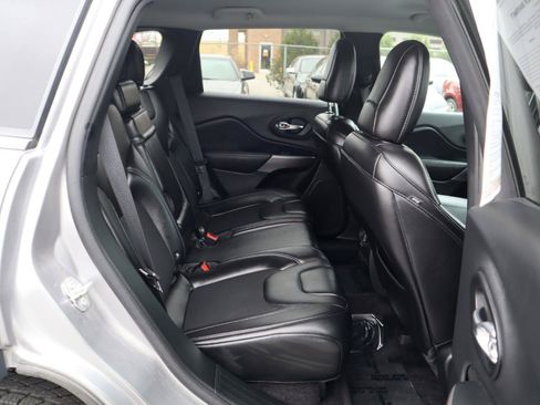 Used 2019 Jeep Cherokee Latitude Plus w/ Cold Weather Group AWD/4WD image 12