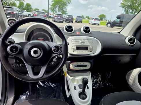 Used 2016 smart fortwo passion RWD image 5