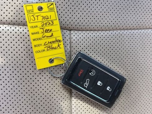 Used 2023 Jeep Grand Cherokee Limited w/ Luxury Tech Group II image 38