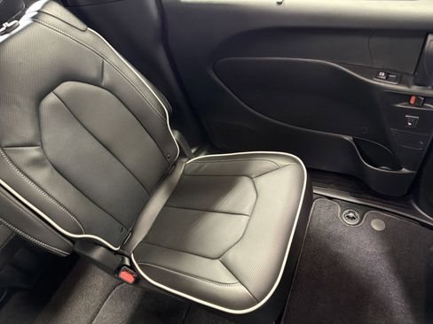 Used 2025 Chrysler Pacifica Limited AWD/4WD image 14