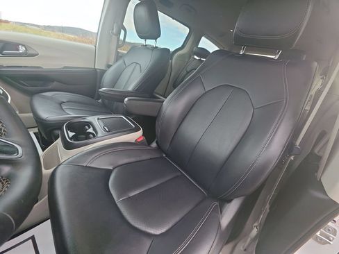 Used 2024 Chrysler Pacifica Touring-L FWD image 11