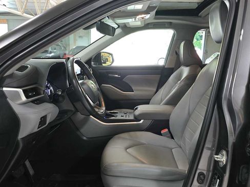 Used 2023 Toyota Highlander XLE AWD/4WD image 21