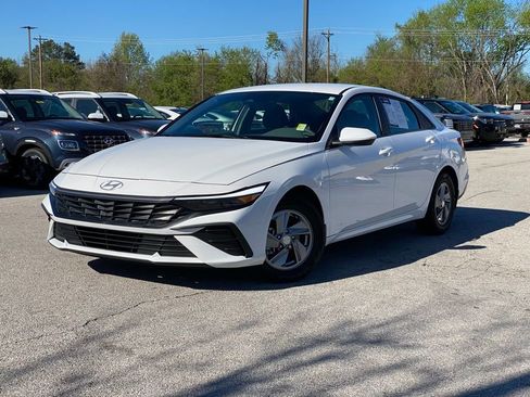Certified 2024 Hyundai Elantra SE FWD image 3