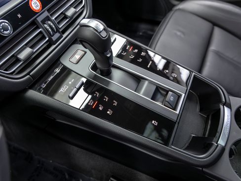 Certified 2026 Porsche Macan AWD/4WD image 37