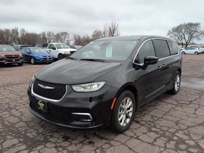 Used 2025 Chrysler Pacifica Select
