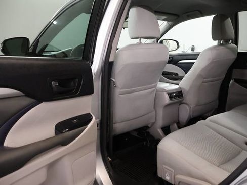 Used 2017 Toyota Highlander LE FWD image 25