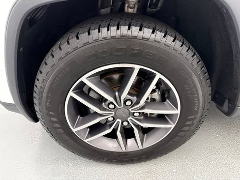 Used 2020 Jeep Grand Cherokee Laredo w/ 18" Wheel & 8.4" Radio Group RWD image 4