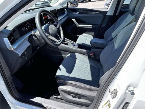 Used 2025 Volkswagen Tiguan SE w/ Panoramic Sunroof Package AWD/4WD image 11