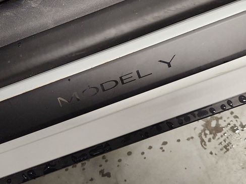 Used 2021 Tesla Model Y Long Range AWD/4WD image 31