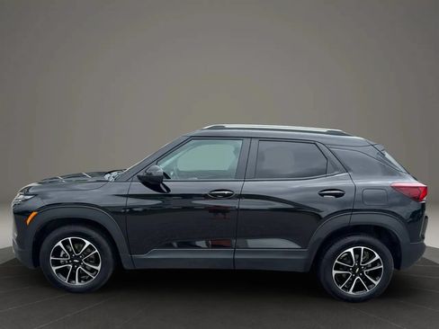 Used 2025 Chevrolet TrailBlazer LT w/ LT Cold Weather Package FWD image 3