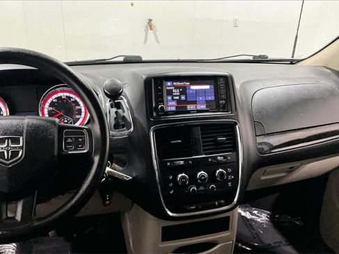 Used 2019 Dodge Grand Caravan SE w/ UConnect Hands-Free Group image 9