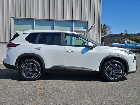 Used 2024 Nissan Rogue SV AWD/4WD image 7